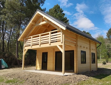 Chalet en bois habitable avec mezzanine et terrasse installé dans un jardin Chalet en bois habitable avec mezzanine et terrasse installé dans un jardin