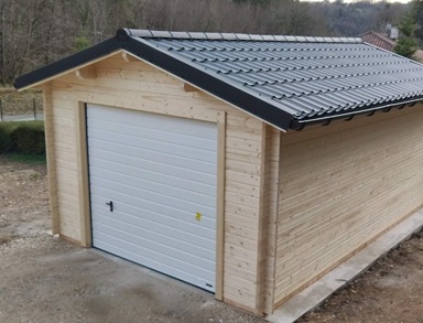 Garage de jardin en bois avec toiture imitation tuile installé chez un client Garage de jardin en bois avec toiture imitation tuile installé chez un client